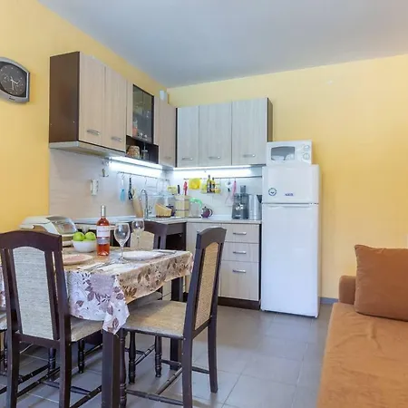 1st Floor 1bdr W Kitchen Poolview Ii *