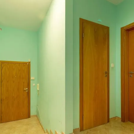 1st Floor 1bdr W Kitchen Poolview Ii *